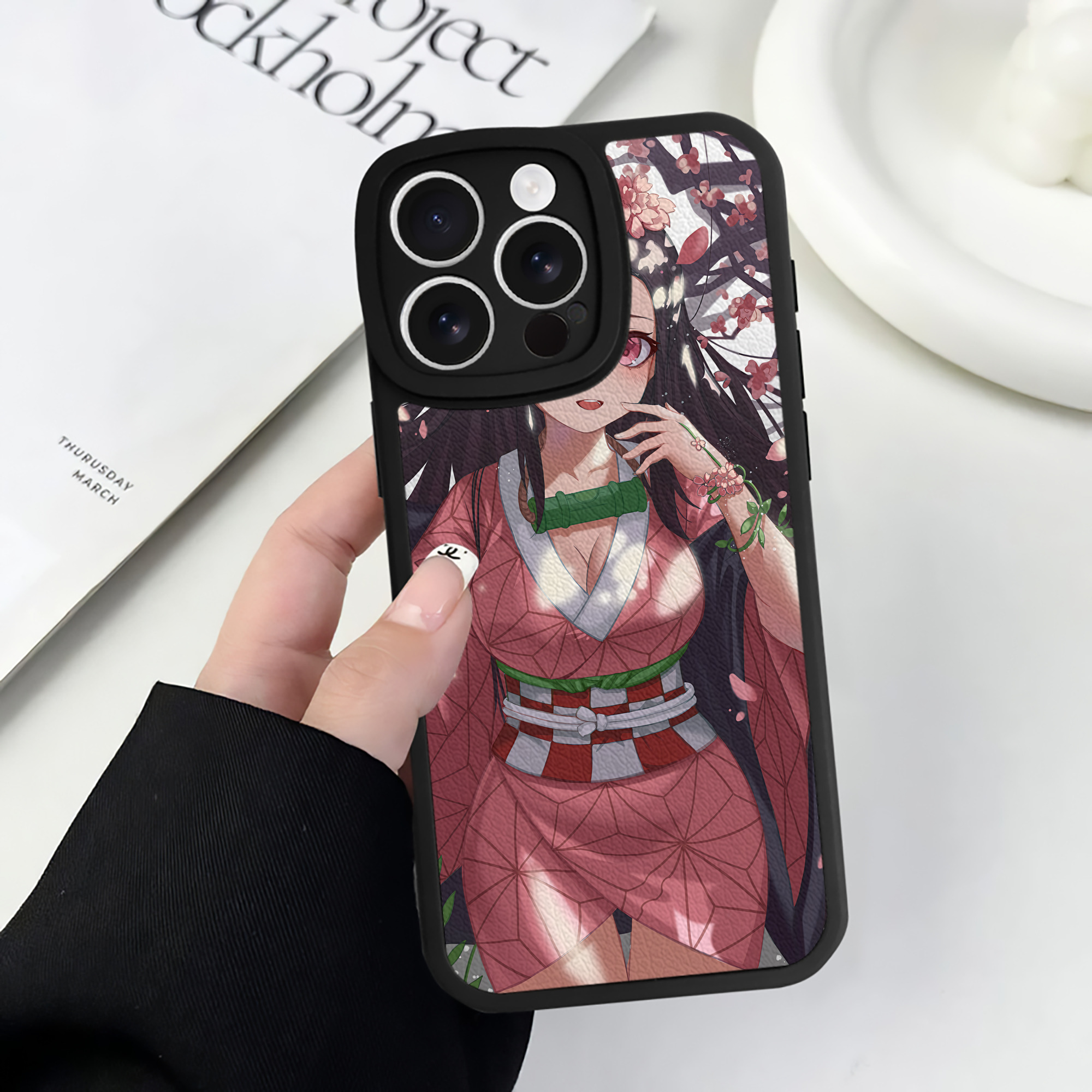 （画像用） 鬼滅の刃（きめつのやいば）竈門 禰󠄀豆子／かまど ねずこ Kamado Nezuko 【iPhone 16シリーズ対応】シリコンスマホケース（レザー調） 材質：シリコン